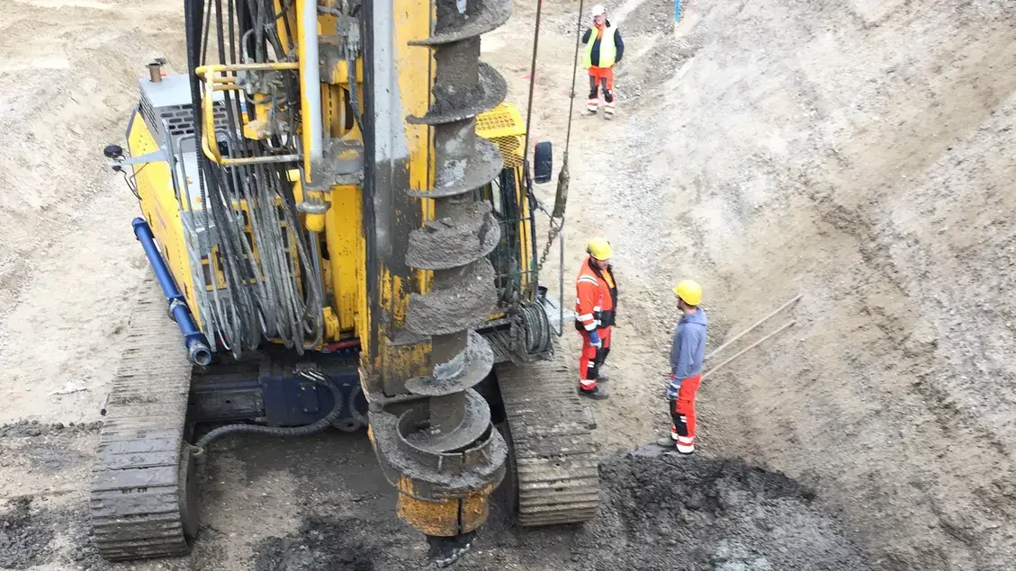 Piling rig with auger
